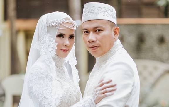 foto pernikahan Vicky Prasetyo dan Angel Lelga